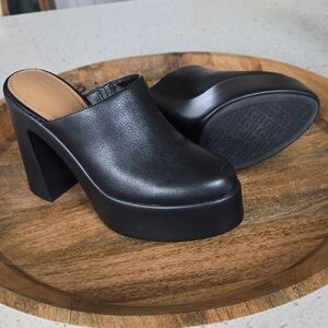 Giani Bernini Black Leather Platform Mules